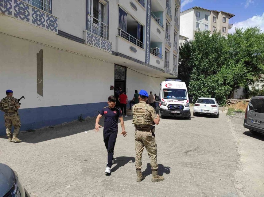 Kaldıkları evde aile üyelerini rehin aldı