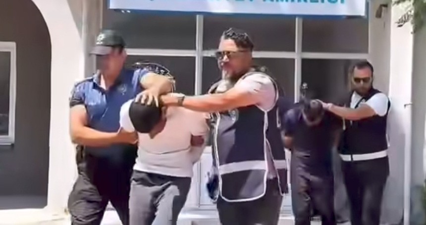 Karataş Kaymakamlığı binasına taşlı saldırı: 1 kişi tutuklandı