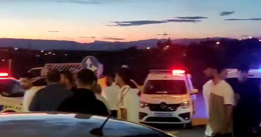 Mahalle sakinleri sık sık kazaların yaşandığı yolu trafiğe kapattı