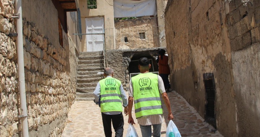 Mardin Umut Kervanı’ndan bayram öncesi yüzlerce aileye şeker yardımı
