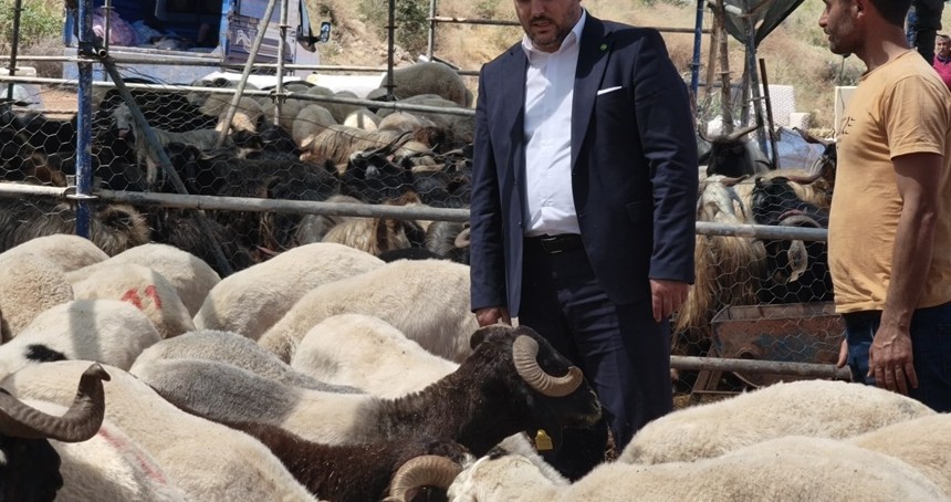 HÜDA PAR Antalya İl Başkanı Durmaz, bayram öncesi kurban pazarını ziyaret etti