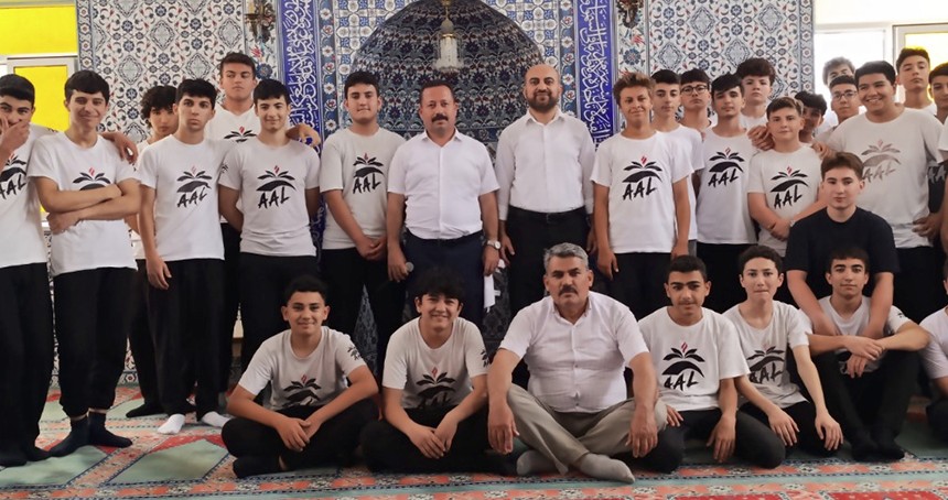 Mersin'de yüzlerce gençler camilerde buluştu