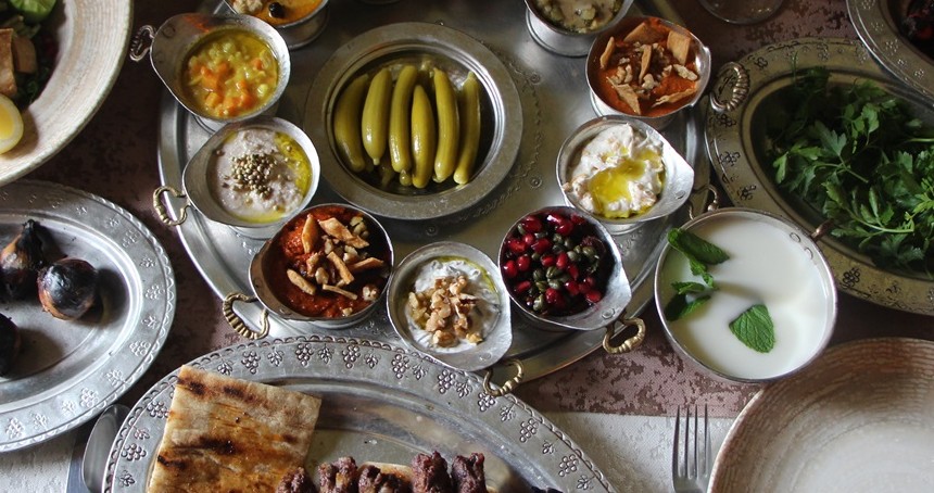 Diyetisyen Akçalı: Bayram sofrası lezzetli olduğu kadar dengeli de olmalı