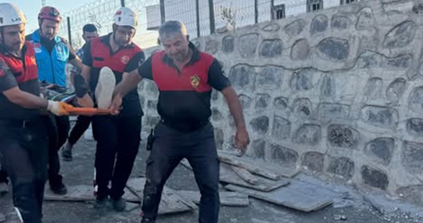Evin istinat duvarı çöktü: 4 işçi yaralandı