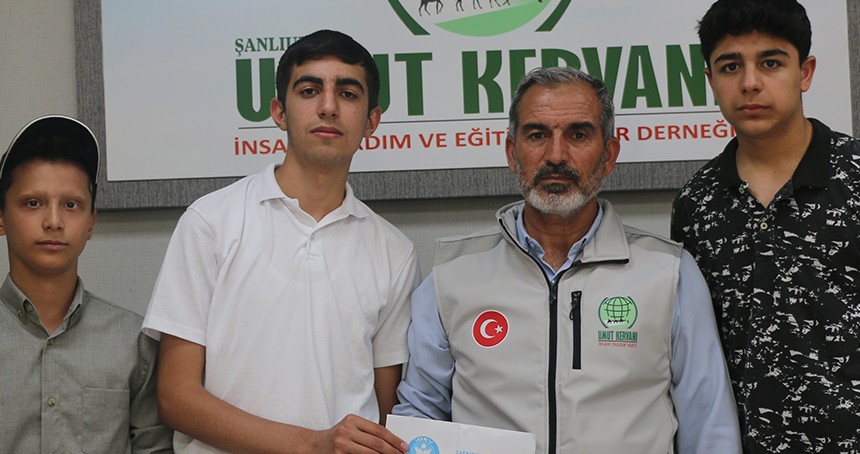 Gençlerden Gazze için örnek davranış: Kazandıkları ödülü bağışladılar