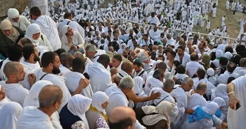 Hacılar Arife gününe hazır: 1,5 milyon kişi Arafat'a doğru yola çıktı