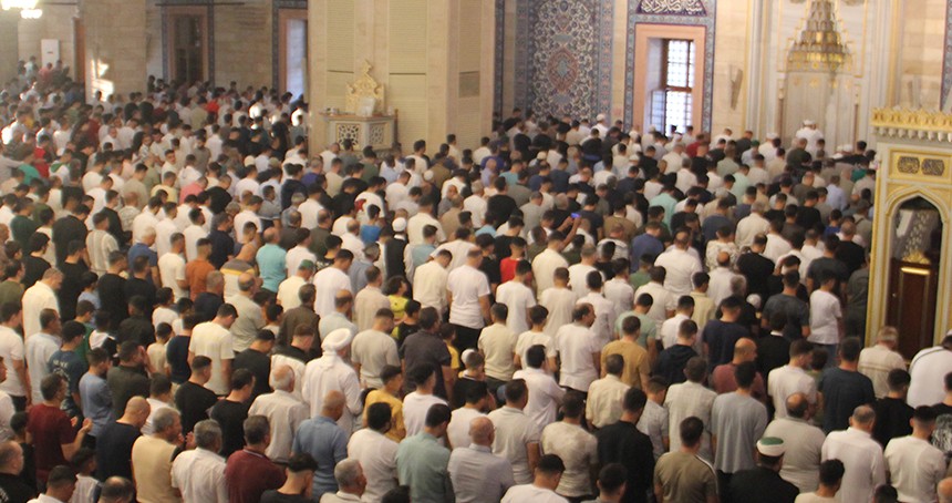 Adana'da binlerce kişi bayram namazı için saf tuttu