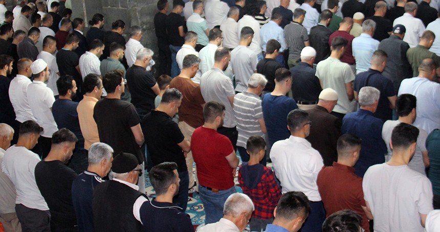 Diyarbakırlılar bayram namazını tarihi Ulu Camiinde eda etti