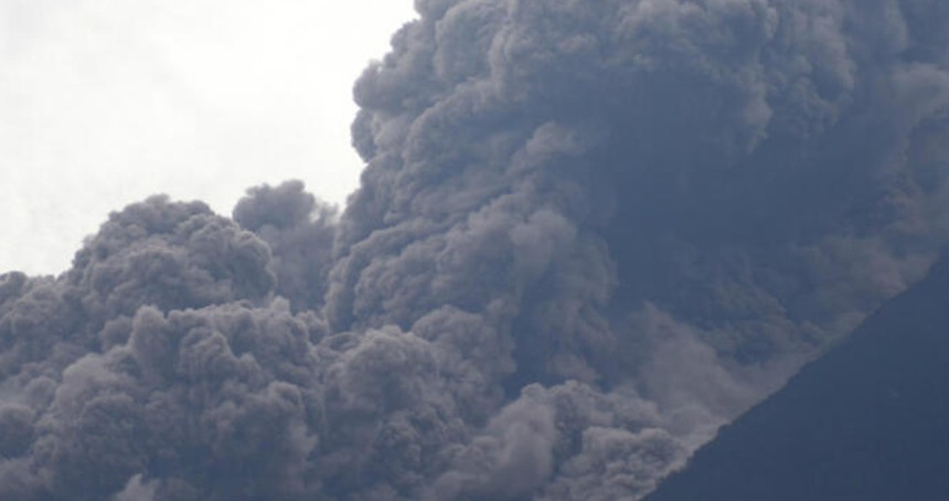 Guatemala'daki Fuego Yanardağı'nda patlama
