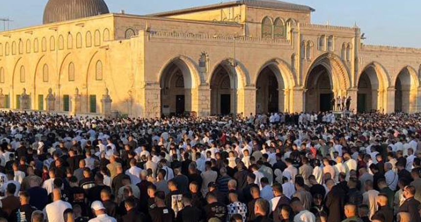 On binlerce kişi Bayram Namazını Mescid-i Aksa'da kıldı