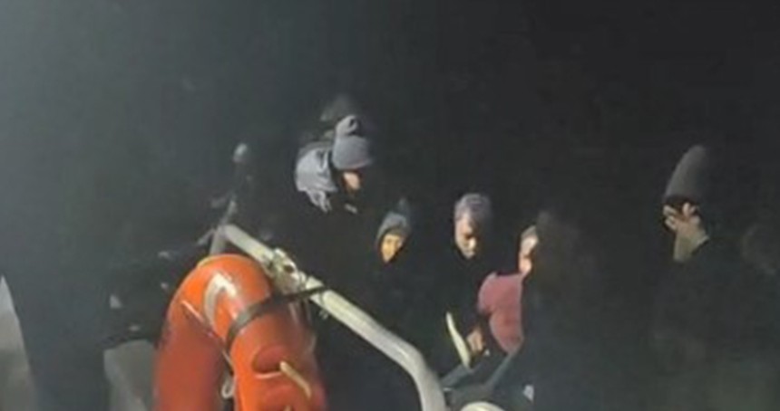 İzmir açıklarında 18 düzensiz göçmen yakalandı