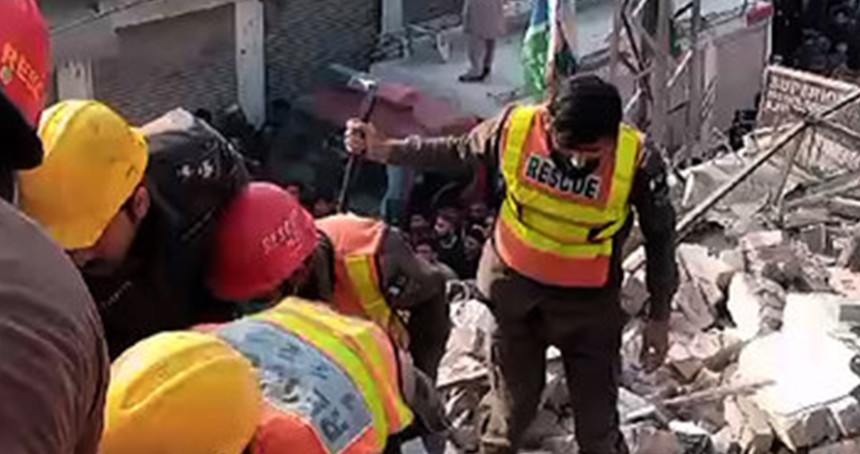 Tüp patlayan evin çatısı çöktü: 6 ölü, 2 yaralı