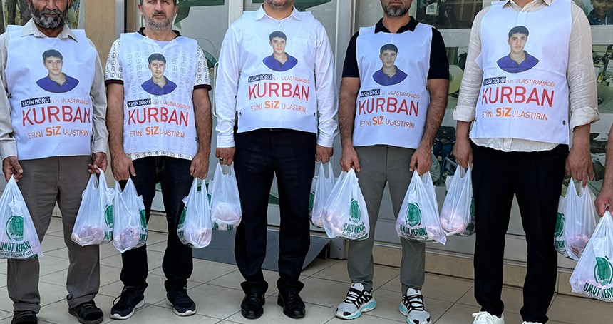 Antalya'da Yasin Börü ve arkadaşlarının anısına muhtaç ailelere kurban eti dağıtıldı