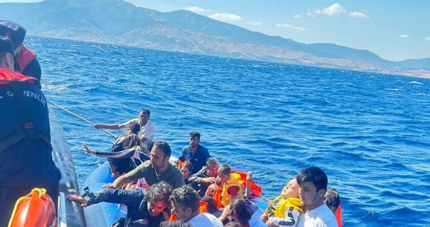 Çanakkale açıklarında 18 düzensiz göçmen yakalandı