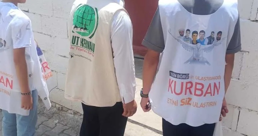 İhtiyaç sahibi yüzlerce aileye kurban eti ulaştırıldı