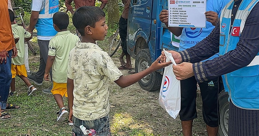 Yetimler Vakfı Bangladeş'te Kurban eti dağıttı