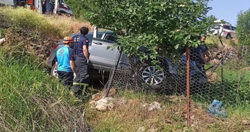 Bingöl’de bir araç evin bahçesine savruldu: 2 yaralı