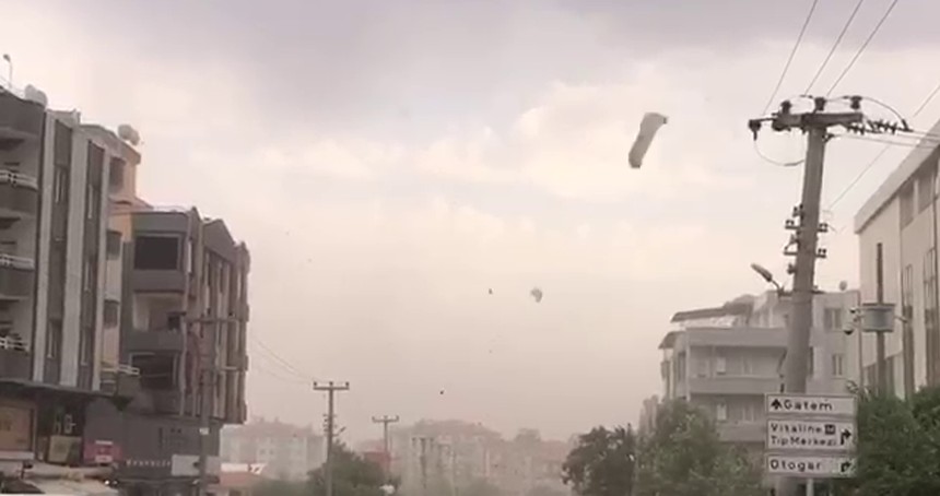 Gaziantep'te şiddetli rüzgar ve toz bulutu etkili oldu