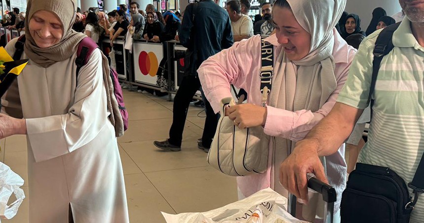 İlk hac kafilesi İstanbul'da sevinçle karşılandı