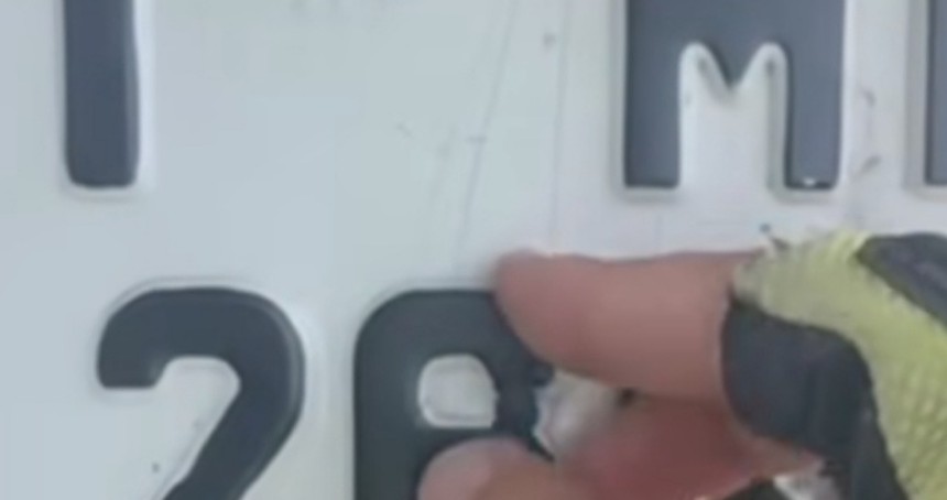 Plaka üzerinde değişiklik yapan motosiklet sürücüsüne 30 bin TL ceza