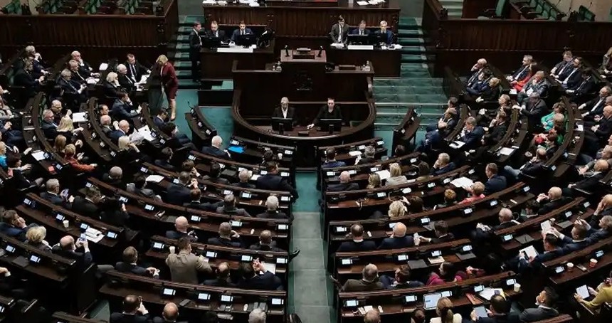 Polonya hükümeti güven oylamasını kazandı
