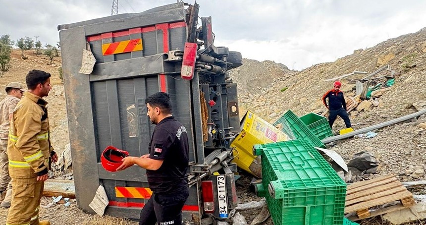 Şırnak'ta tır şarampole devrildi: Şoför ağır yaralandı