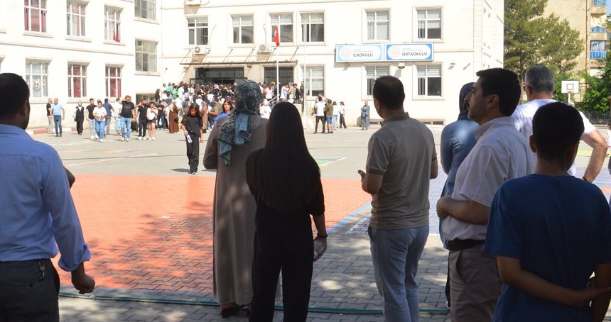 LGS heyecanı sınav salonlarında, dualar okul bahçelerinde yaşandı
