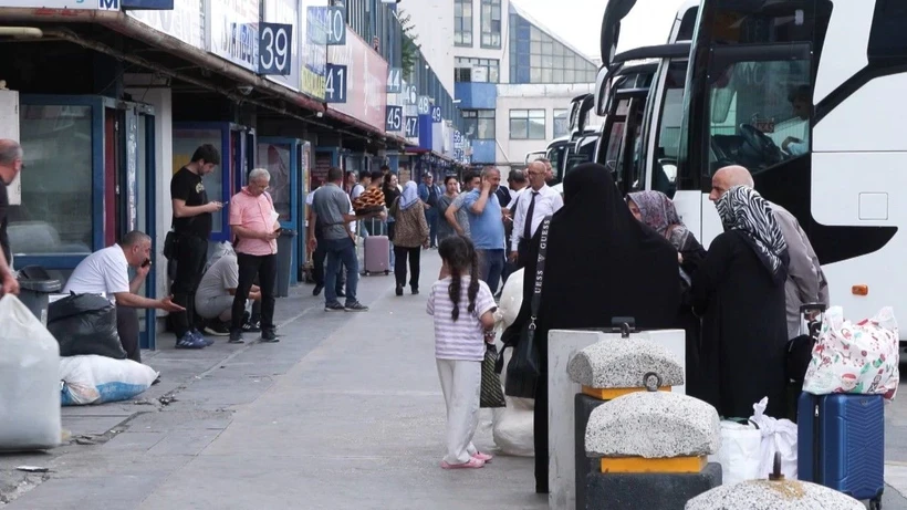 Otobüs seferlerinde yoğunluk: İranlılar otogarlara akın etti