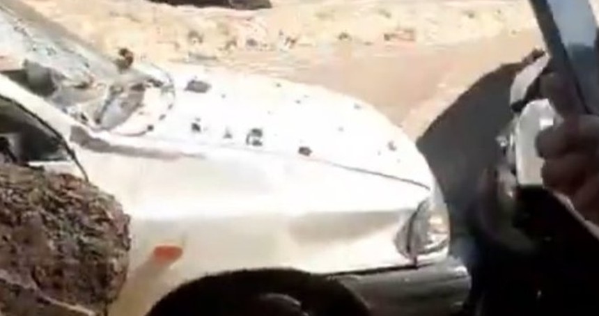 Tahran'da patlayan su borusu bölgeyi sular altında bıraktı