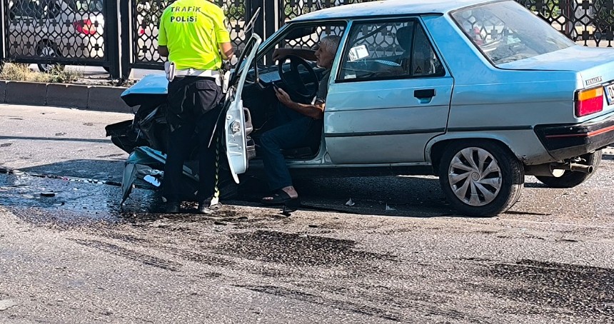 Adana'da kontrolden çıkan araç bariyerlere çarptı