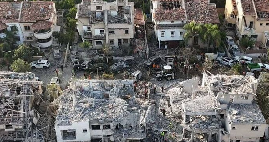 Bat Yam'da 88 bina İran füzeleriyle hasar gördü
