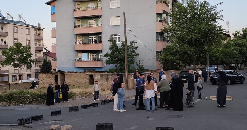 Bingöl’de su krizi: Mahalle sakinleri yolu trafiğe kapattı
