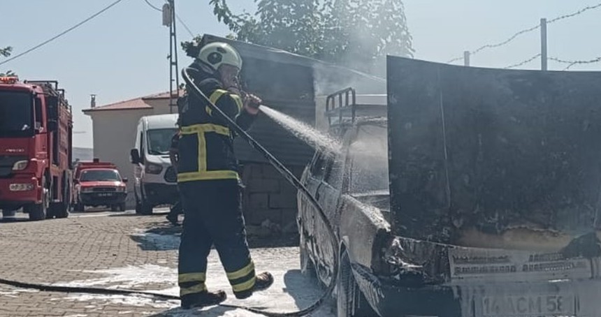 Siirt’te park halindeki otomobil alev alev yandı