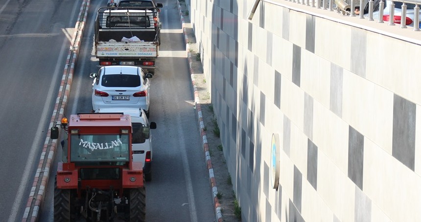 Ağrı'da trafik sorunları büyüyor! Yanlış parklar ve plansızlık, vatandaşı zorluyor