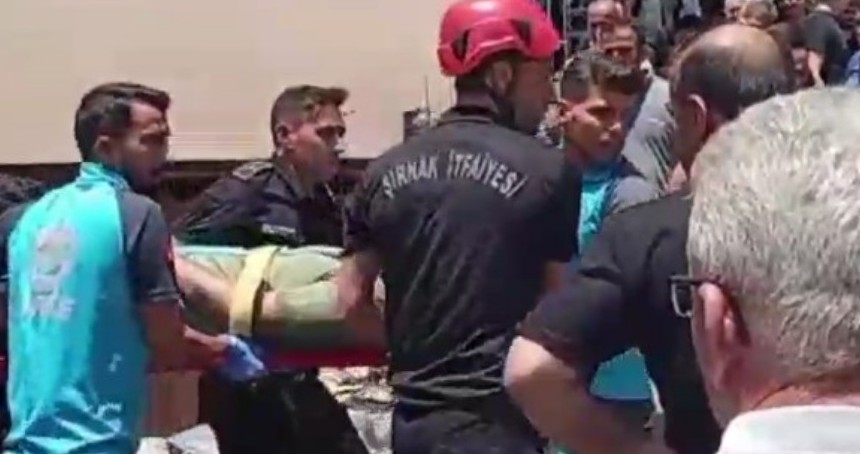 Freni patlayan kamyonet araca çarptıktan sonra evin bahçesine girdi: 4 yaralı