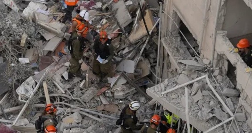 İran füzesi, Tel Aviv'de eski bir işgalci bakanın evine isabet etti