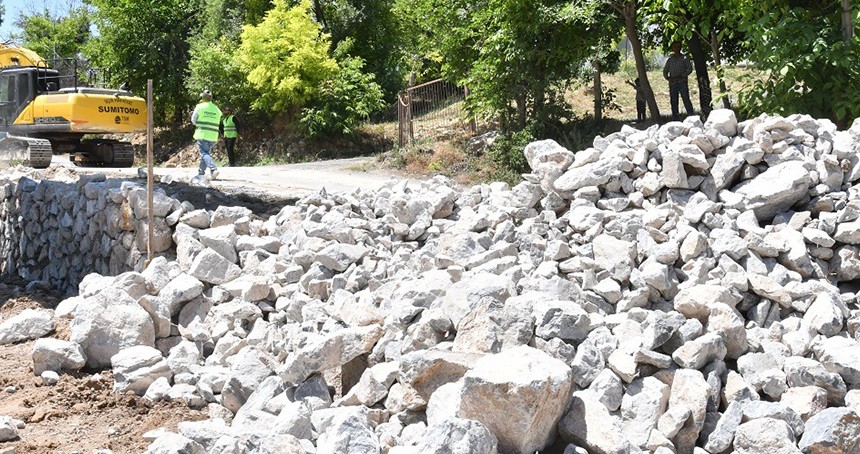 Malatya'da yol güvenliği için taş duvar çalışması yapıyor