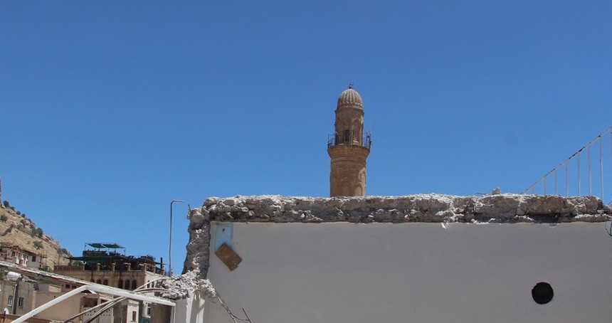 Mardin’de tarihi silueti bozan yapıların yıkımı devam ediyor