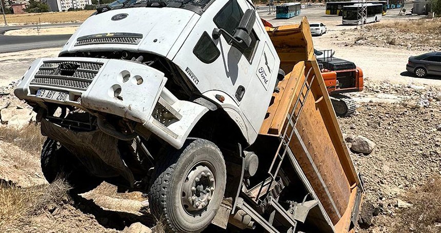 Şanlıurfa'da hafriyat kamyonu şarampole yuvarlandı