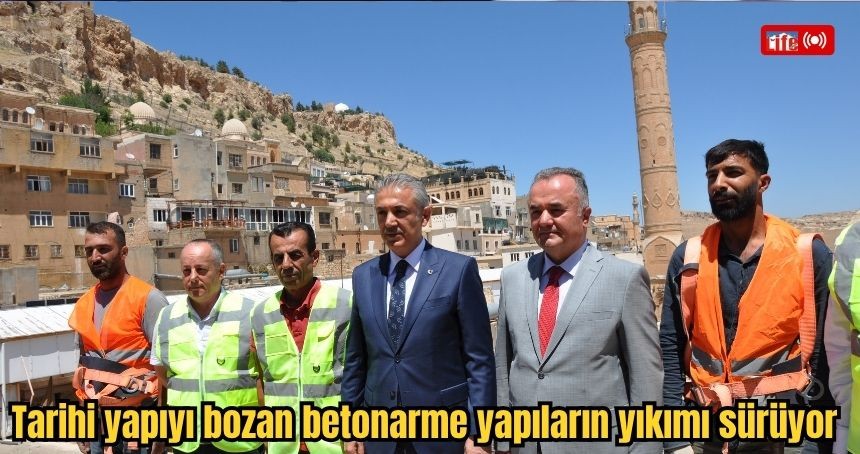 Tarihi yapıyı bozan betonarme yapıların yıkımı sürüyor