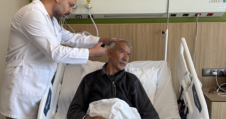 Türkiye'de ilk defa uyanık bir hastaya koklear implant ameliyatı yapıldı
