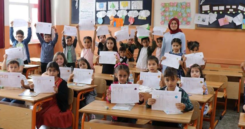 Yaklaşık 20 milyon öğrenci karnesini alarak tatile çıkıyor