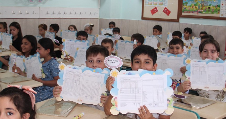 Batman'da karne heyecanı: 172 bin öğrenci yaz tatiline girdi