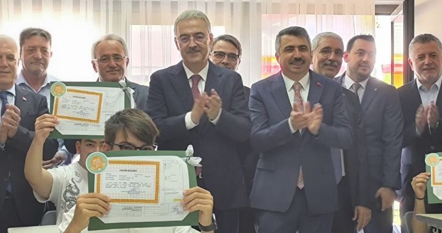 Bursa’da 700 bin öğrenci karne heyecanı yaşayarak yaz tatiline girdi
