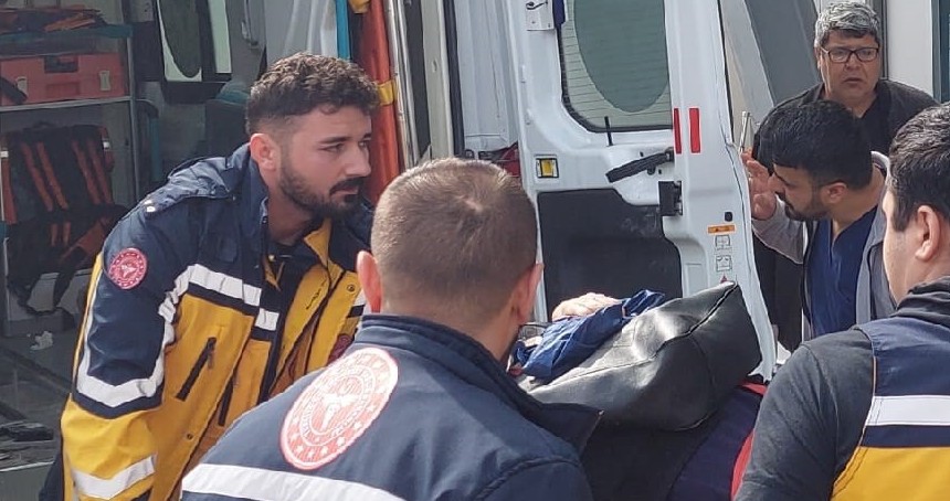 Sürücünün direksiyon hakimiyetini kaybettiği otomobil bariyerlere çarptı: 1 ölü, 2 yaralı