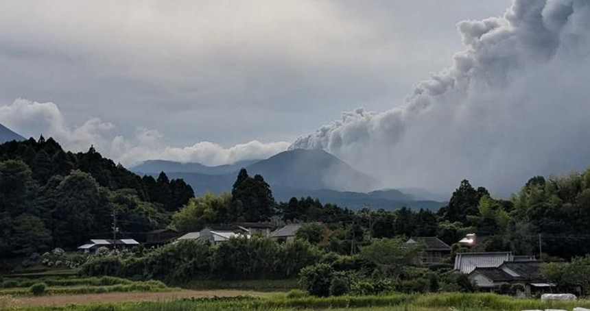Japonya'daki yanardağı patladı