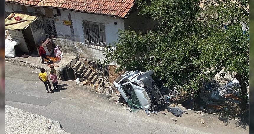 Otomobil evin bahçesine girdi: 1 yaralı