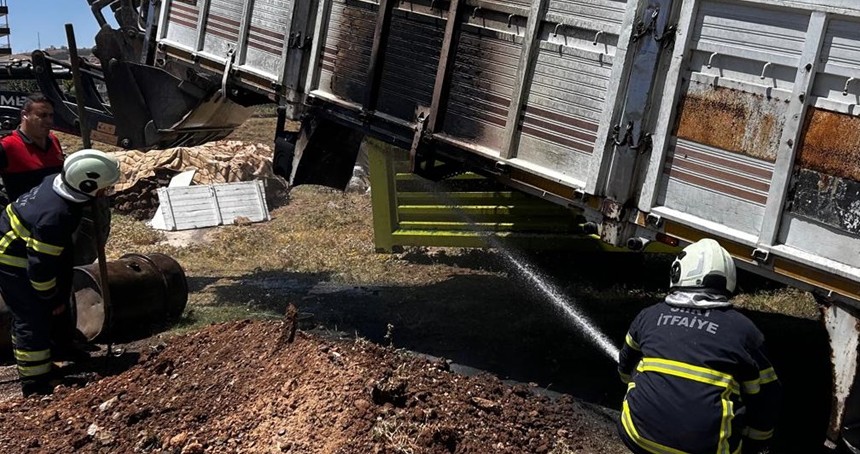 Siirt’te park halindeki kamyon dorsesi alev aldı