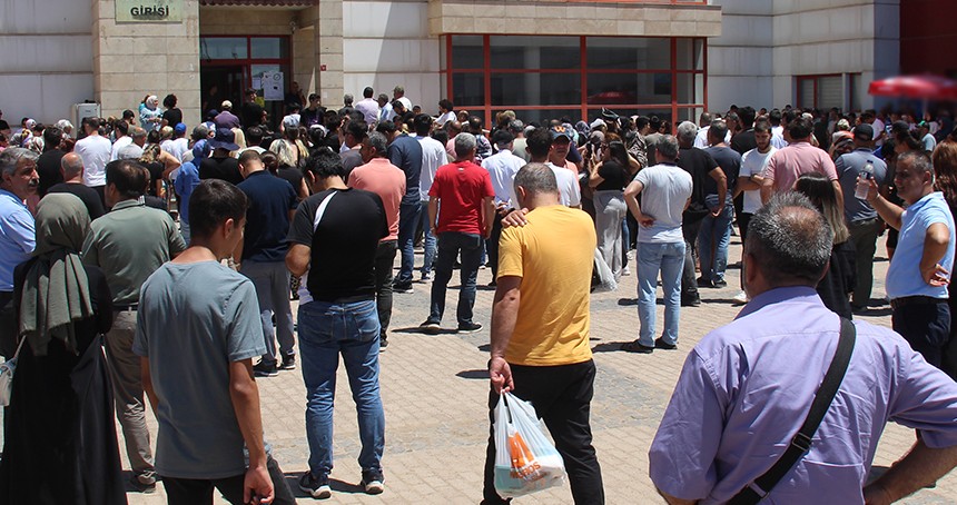 YKS devam ederken veliler heyecanlı: Her şey evlatlarımız için!