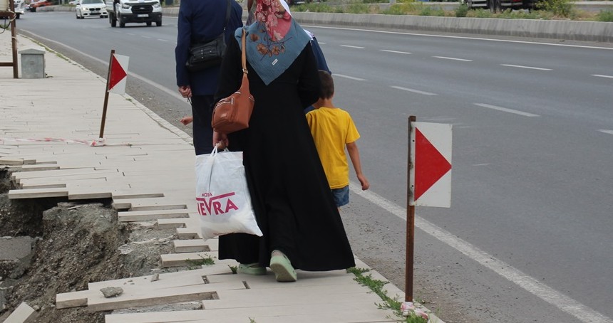 Aylardır çökmüş halde bulunan kaldırım ve yol için vatandaşlar çözüm bekliyor